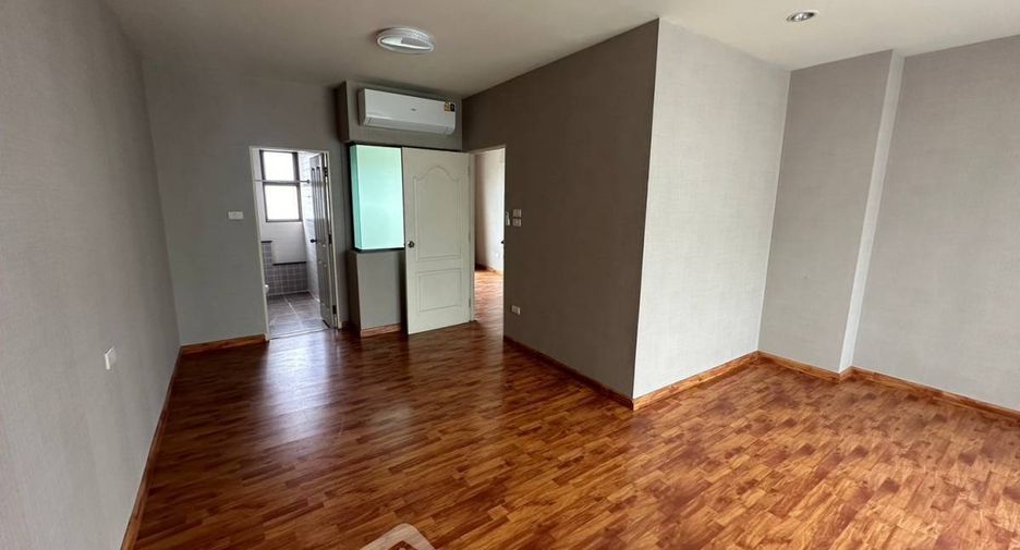Reihenhaus zur Miete und zum Kauf mit 3 Zimmer in Phra Khanong, Bangkok