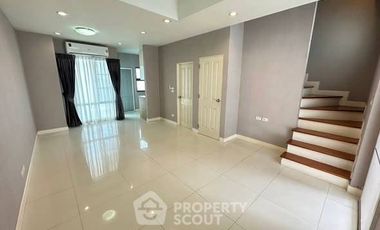 Reihenhaus zur Miete und zum Kauf mit 3 Zimmer in Phra Khanong, Bangkok
