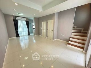 Reihenhaus zur Miete und zum Kauf mit 3 Zimmer in Phra Khanong, Bangkok