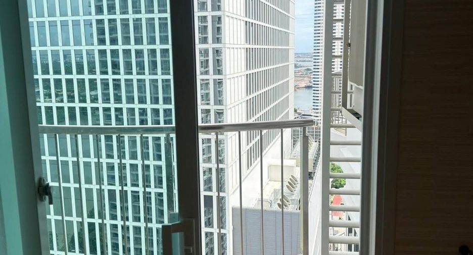 For rent 2 bedrooms condo in Yan Nawa, Bangkok