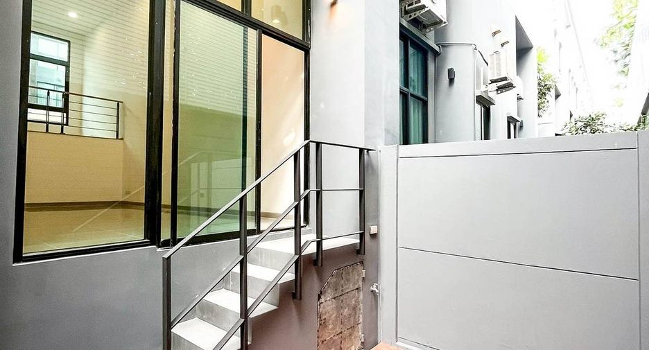 For sale 3 ベッドルーム townhouse in Suan Luang, Bangkok