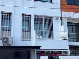 出售 4 卧室 联排别墅 在 Bang Lamung, Chon Buri