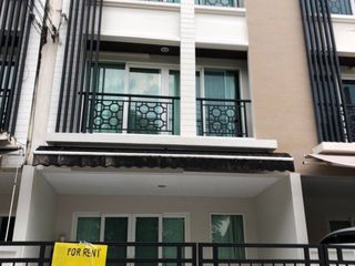 À louer 3 chambres maison de ville à Suan Luang, Bangkok