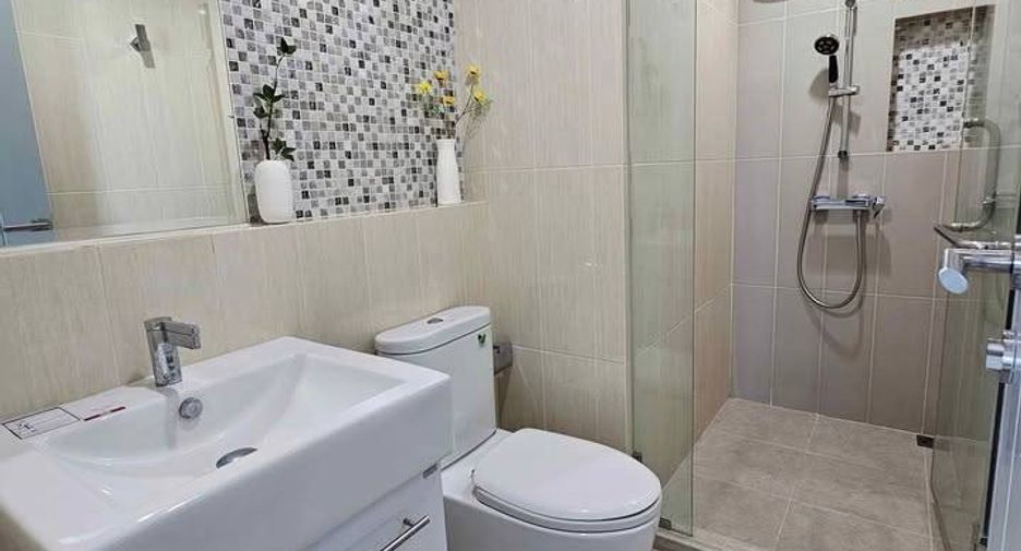 For rent 2 bedrooms condo in Huai Khwang, Bangkok