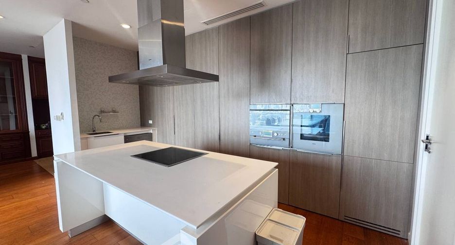 For rent 3 bedrooms condo in Pathum Wan, Bangkok