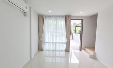 Casa en alquiler y en venta de 4 habitaciones en Don Mueang, Bangkok