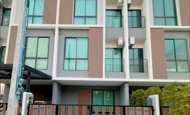 Casa en alquiler y en venta de 4 habitaciones en Don Mueang, Bangkok