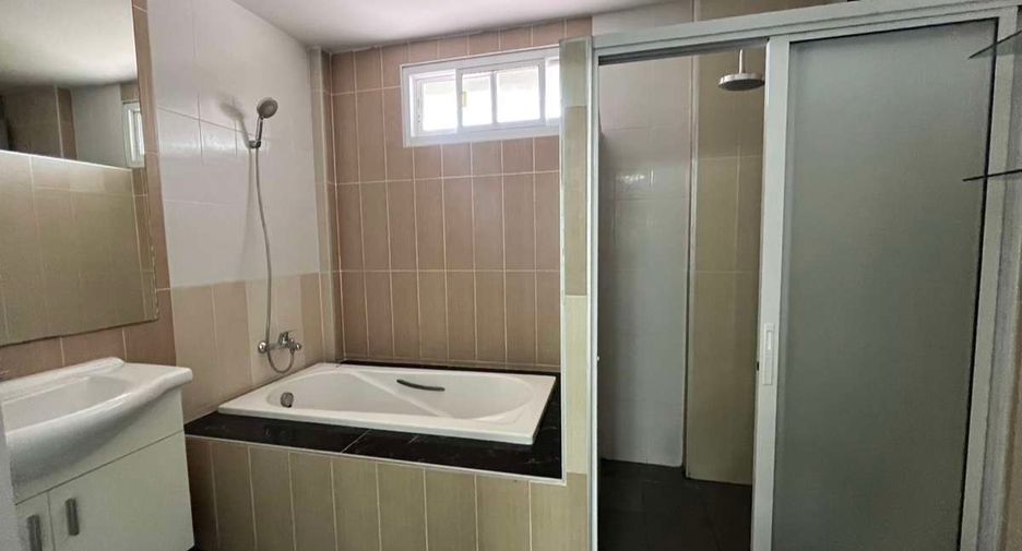 For rent 5 bedrooms house in Mueang Chiang Mai, Chiang Mai