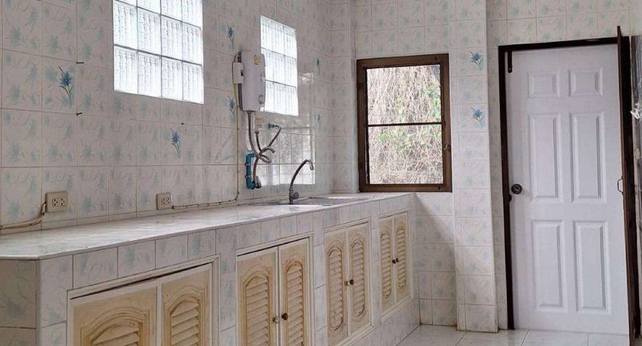 For rent 4 bedrooms house in Mueang Chiang Mai, Chiang Mai