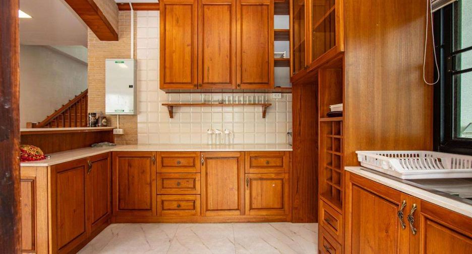 For rent 5 bedrooms house in Mueang Chiang Mai, Chiang Mai