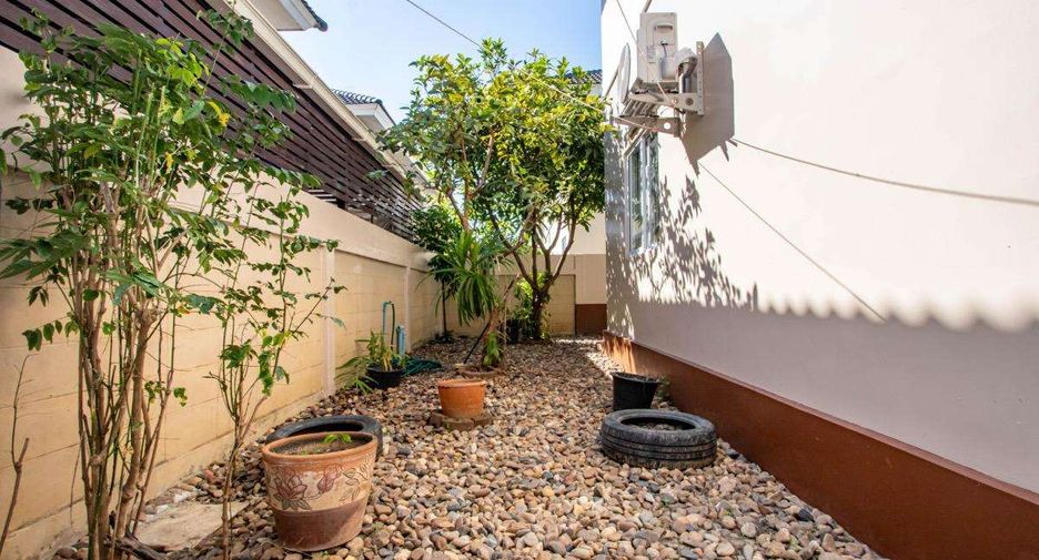 For rent 4 bedrooms house in Saraphi, Chiang Mai