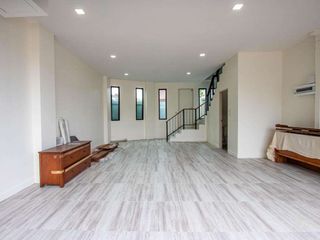 Gewerbefläche zur Miete mit 2 Zimmer in Mueang Chiang Mai, Chiang Mai
