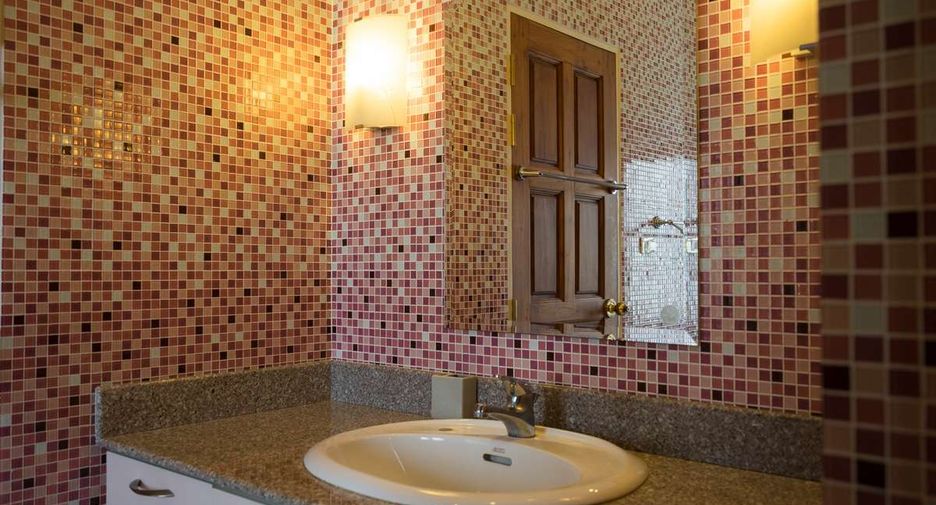 For sale 9 bedrooms house in Saraphi, Chiang Mai
