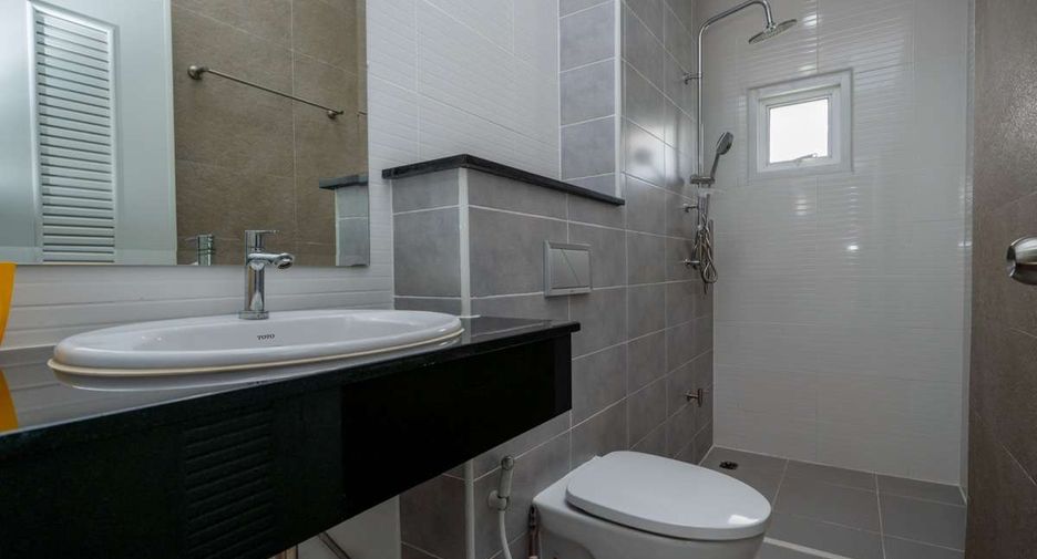 For rent 4 bedrooms house in Saraphi, Chiang Mai