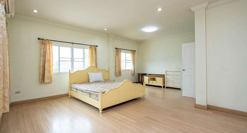 For rent 5 bedrooms house in Mueang Chiang Mai, Chiang Mai