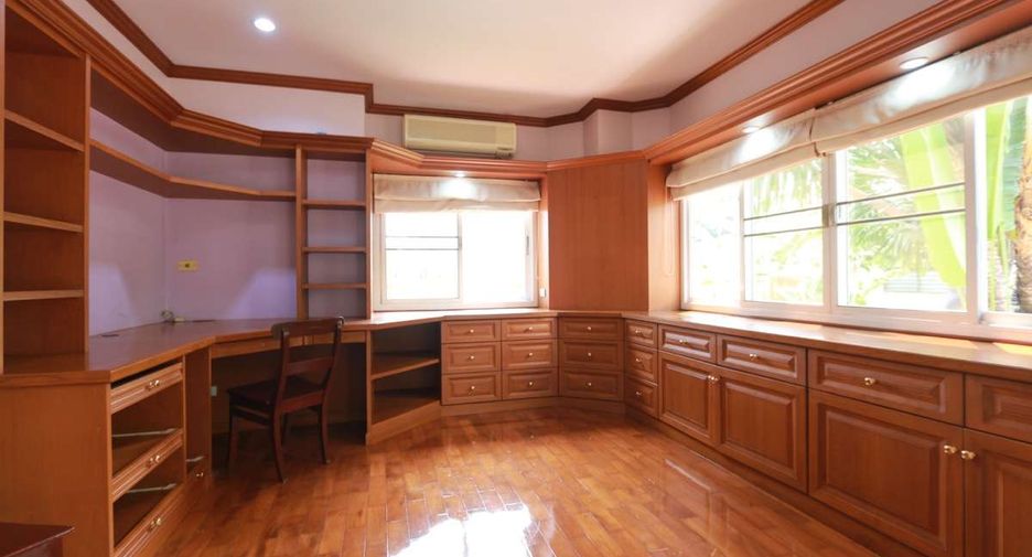 For rent 4 bedrooms house in Mueang Chiang Mai, Chiang Mai