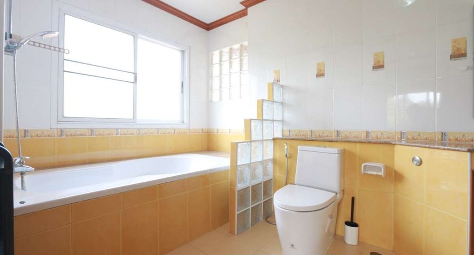 For rent 4 bedrooms house in Mueang Chiang Mai, Chiang Mai