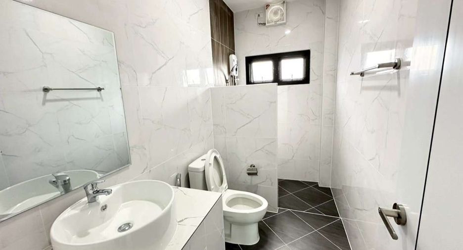 For rent 4 bedrooms house in Saraphi, Chiang Mai