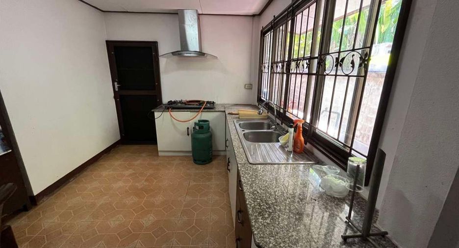 For rent 7 bedrooms house in Mueang Chiang Mai, Chiang Mai