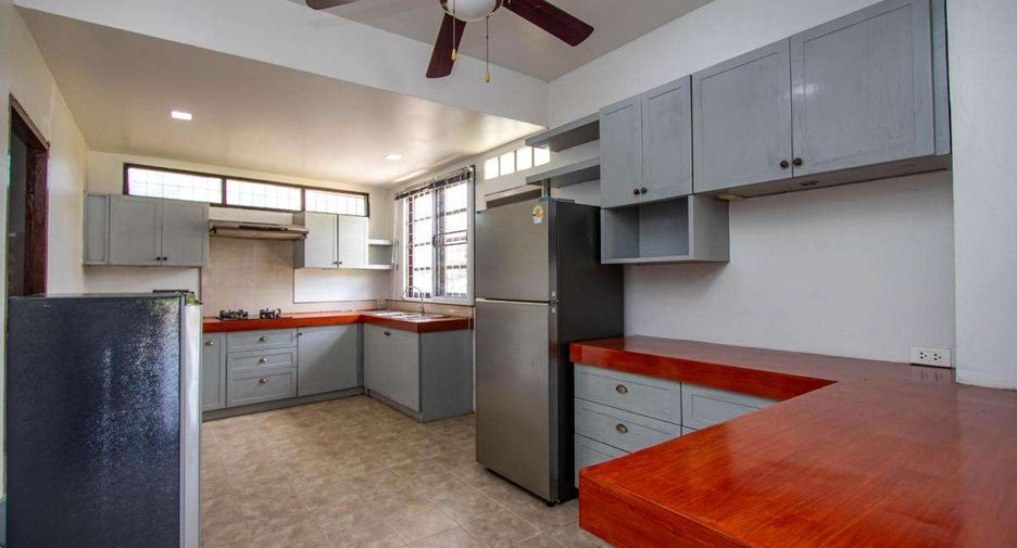 For rent 4 bedrooms house in Mueang Chiang Mai, Chiang Mai