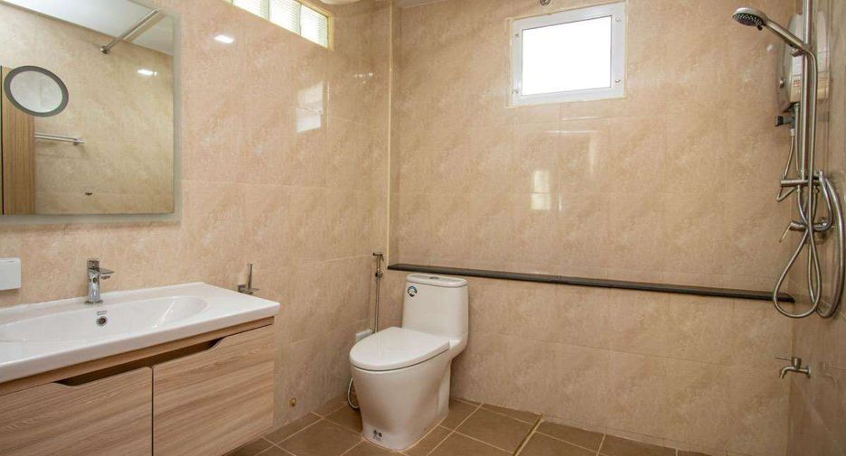 For rent 4 bedrooms house in Mueang Chiang Mai, Chiang Mai