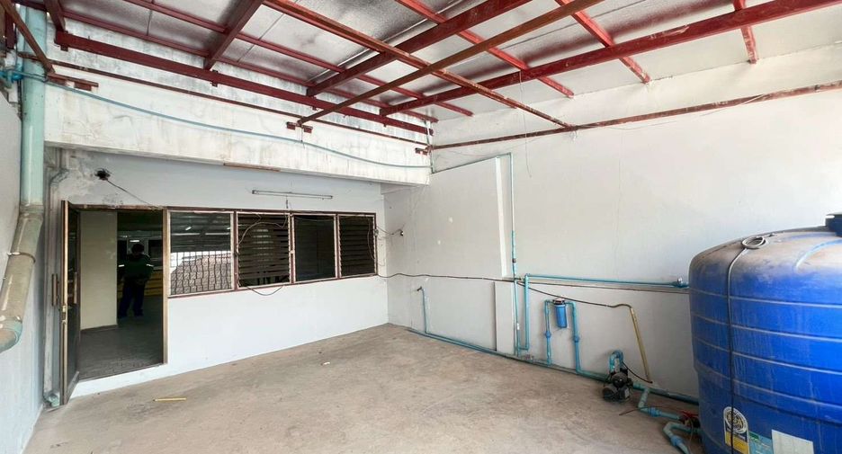 For rent 3 bedrooms retail Space in Mueang Chiang Mai, Chiang Mai