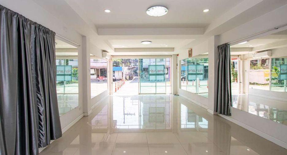 For rent 3 bedrooms retail Space in Mueang Chiang Mai, Chiang Mai