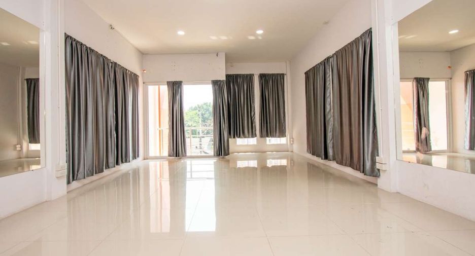 For rent 3 bedrooms retail Space in Mueang Chiang Mai, Chiang Mai