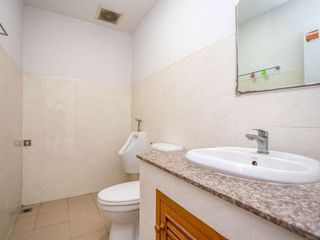For rent 3 bedrooms retail Space in Mueang Chiang Mai, Chiang Mai