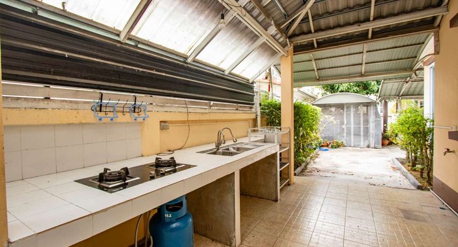For rent 4 bedrooms house in Mueang Chiang Mai, Chiang Mai