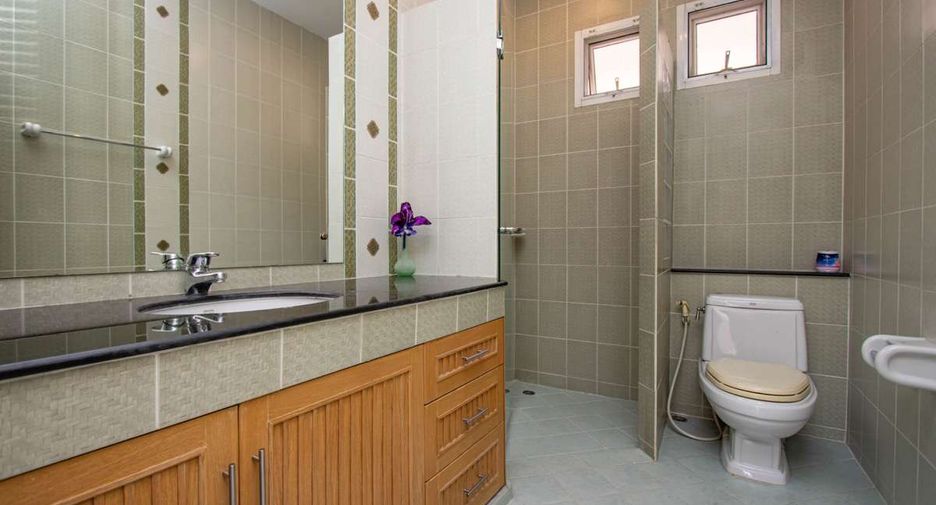For rent 4 bedrooms house in Mueang Chiang Mai, Chiang Mai