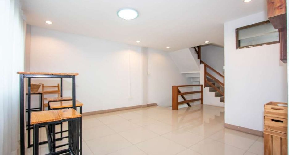 For rent 5 bedrooms house in Mueang Chiang Mai, Chiang Mai