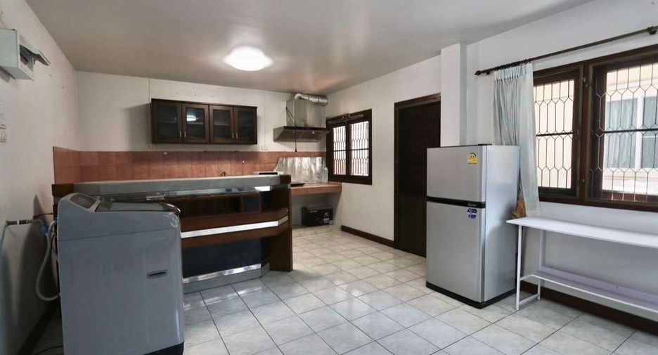 For rent 4 bedrooms house in Mueang Chiang Mai, Chiang Mai
