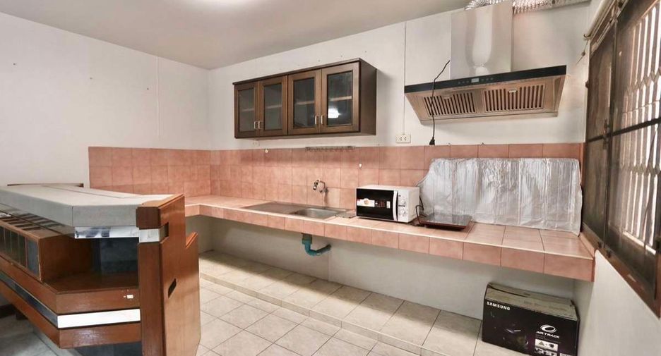 For rent 4 bedrooms house in Mueang Chiang Mai, Chiang Mai