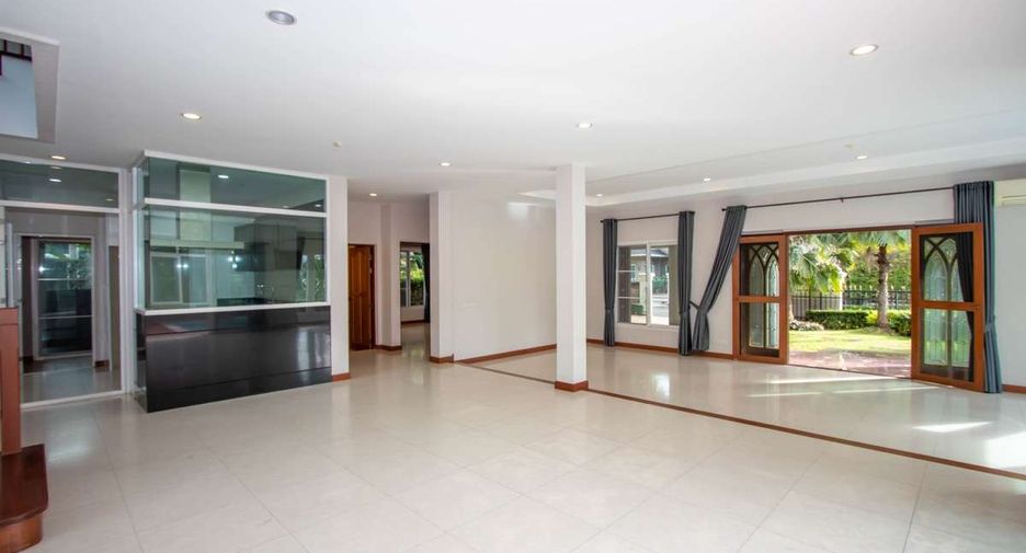 For rent 5 bedrooms house in Mueang Chiang Mai, Chiang Mai