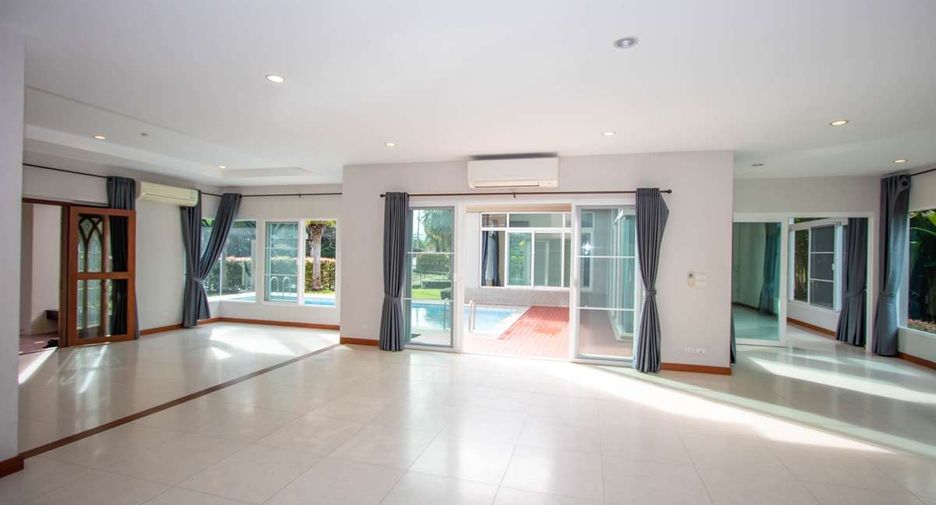 For rent 5 bedrooms house in Mueang Chiang Mai, Chiang Mai