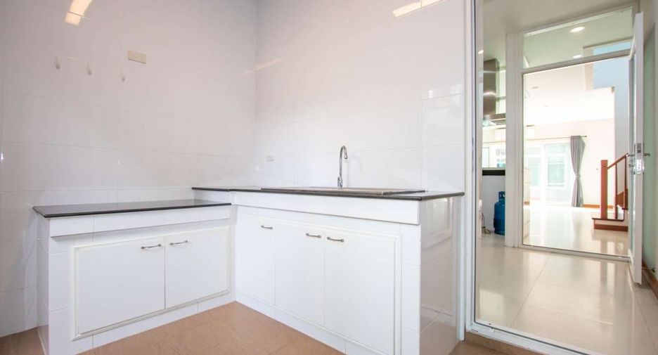 For rent 5 bedrooms house in Mueang Chiang Mai, Chiang Mai