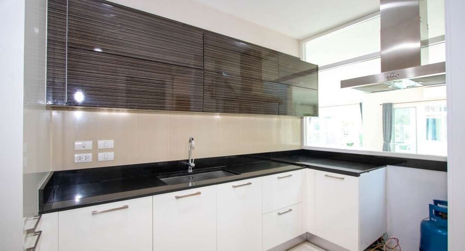 For rent 5 bedrooms house in Mueang Chiang Mai, Chiang Mai