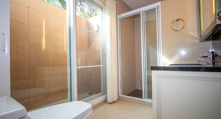 For rent 5 bedrooms house in Mueang Chiang Mai, Chiang Mai