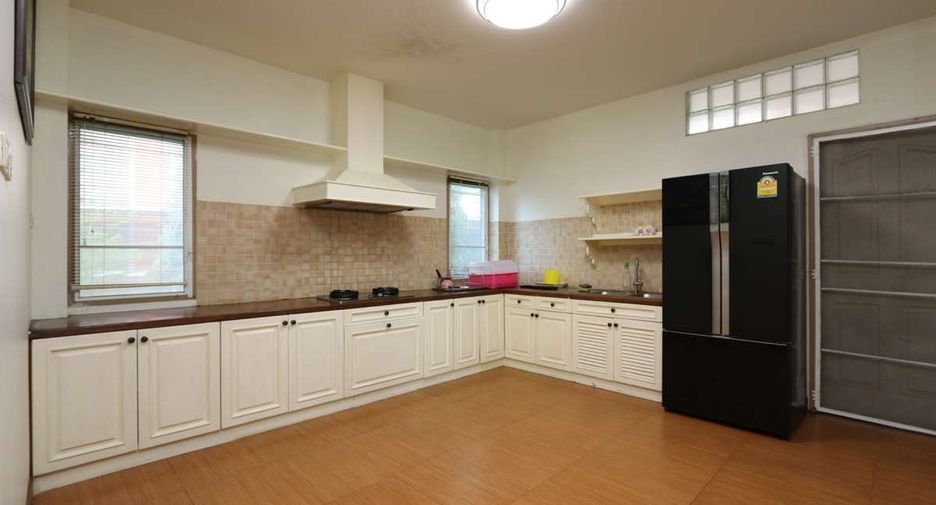 For rent 6 bedrooms house in Mueang Chiang Mai, Chiang Mai