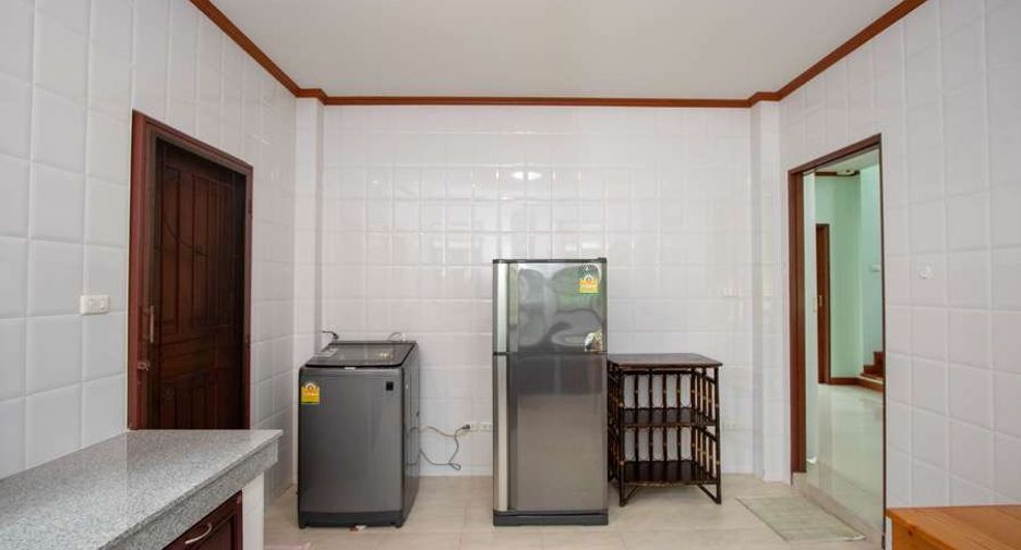 For rent 4 bedrooms house in Mueang Chiang Mai, Chiang Mai