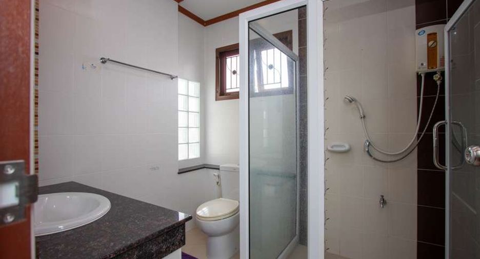 For rent 4 bedrooms house in Mueang Chiang Mai, Chiang Mai