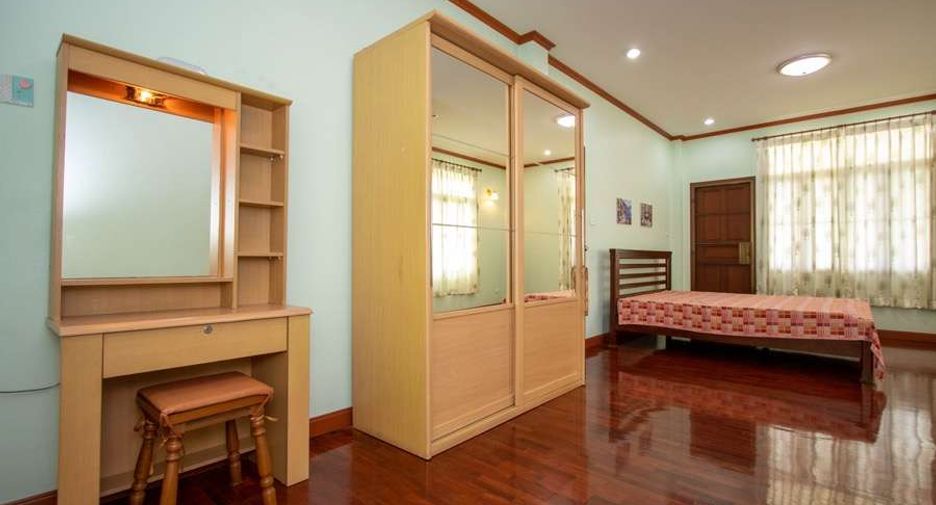 For rent 4 bedrooms house in Mueang Chiang Mai, Chiang Mai