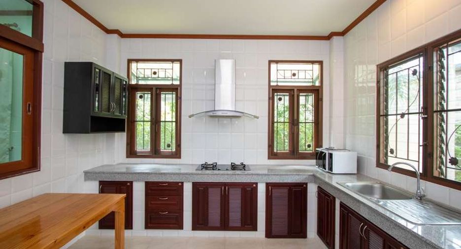 For rent 4 bedrooms house in Mueang Chiang Mai, Chiang Mai