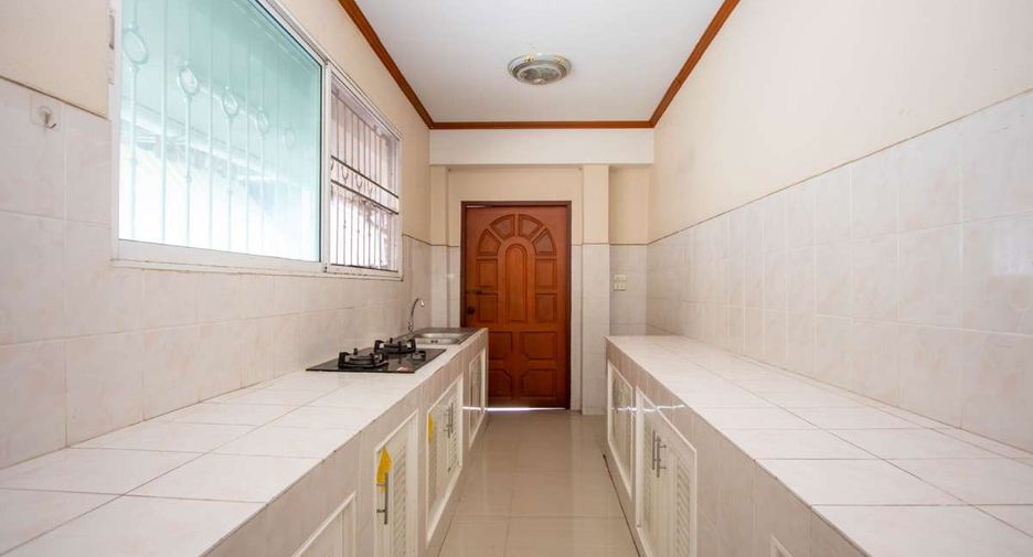 For rent 4 bedrooms house in Mueang Chiang Mai, Chiang Mai