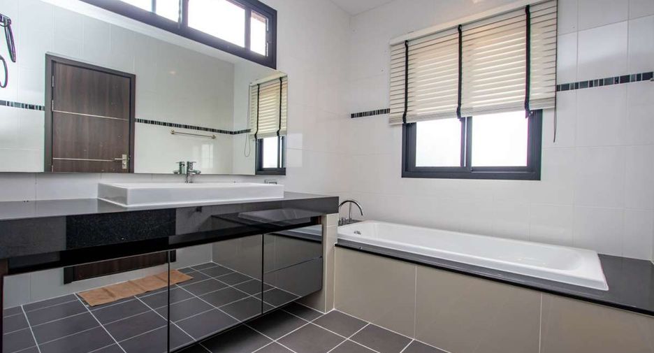 For rent 4 bedrooms house in Saraphi, Chiang Mai