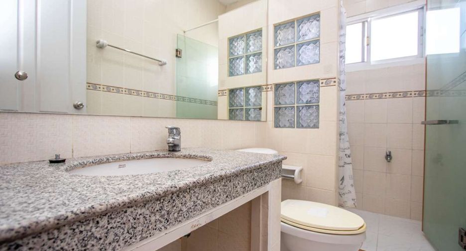 For rent 4 bedrooms house in Mueang Chiang Mai, Chiang Mai