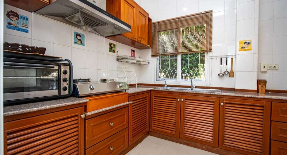 For rent 4 bedrooms house in Mueang Chiang Mai, Chiang Mai