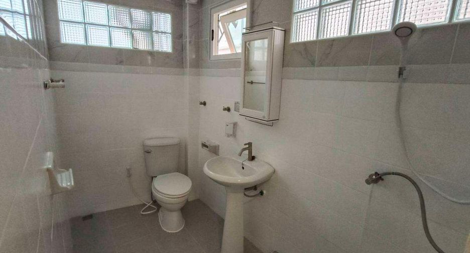 For rent 4 bedrooms house in Mueang Chiang Mai, Chiang Mai