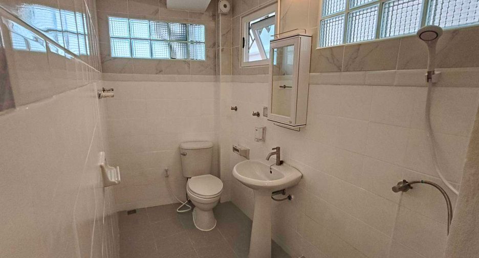 For rent 4 bedrooms house in Mueang Chiang Mai, Chiang Mai